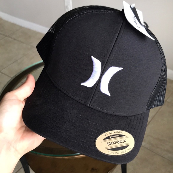 Hurley Black and White Snapback Hat - Picture 1 of 7